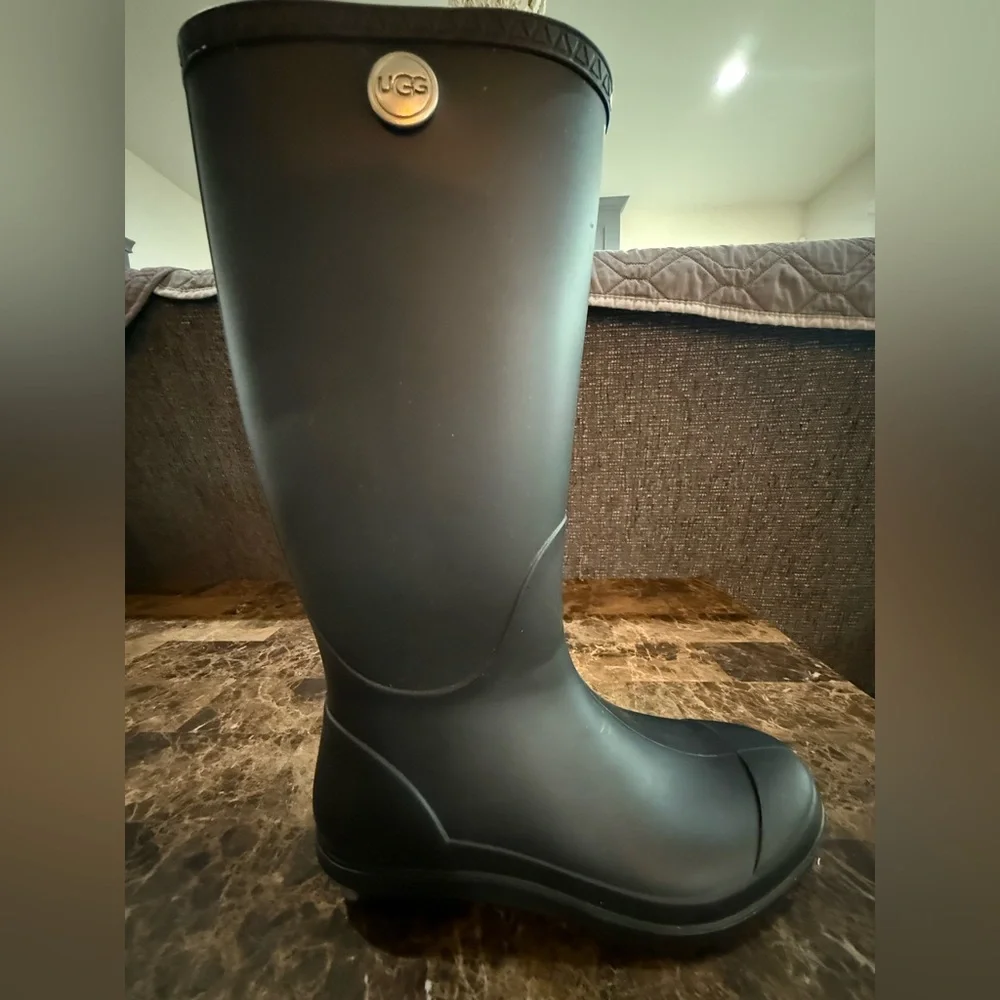 Ugg. Shelby Matte Rain boot. Black. Size 6.